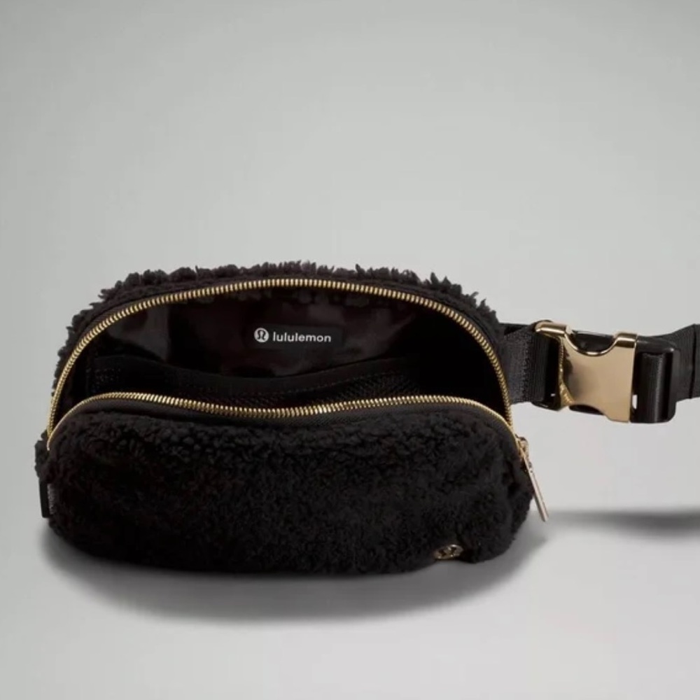 Lululemon Limited Edition Everywhere Belt Bag 1L *Fleece Black Sherpa - Picture 4 of 16